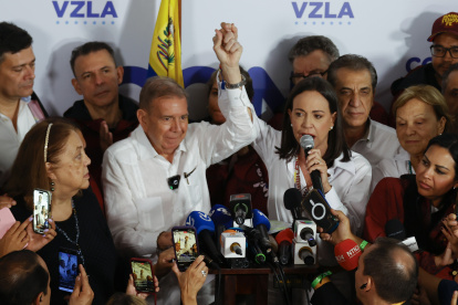 El candidato a la presidencia de Venezuela, Edmudo González Urrutia (c-i), y la líder opositora venezolana, María Corina Machado (c-d), dan declaraciones tras conocer los resultados.