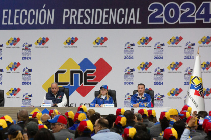 El presidente del Consejo Nacional Electoral (CNE) de Venezuela, Elvis Amoroso (i), presentó el boletín oficial con los resultados de las elecciones.
