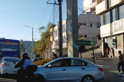 El primer choque se produjo en el sector de Monjas y dejó cables esparcidos sobre la vía.