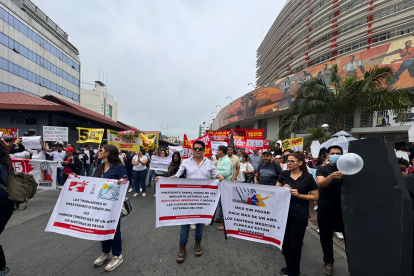 Trabajadores de prestadores externos de salud del IESS protestaron la mañana de este lunes 29 de julio en la Caja del Seguro.