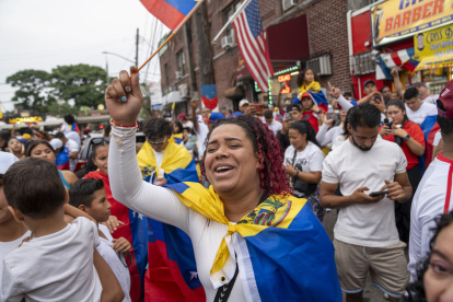 Ciudadanos venezolanos se reúnen a la espera de los resultados de las elecciones presidenciales en su país, este domingo en Queens, en Nueva York (Estados Unidos).