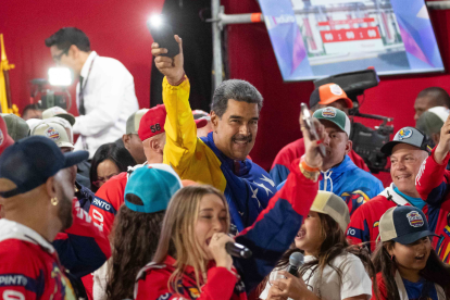 El presidente de Venezuela, Nicolás Maduro (d), celebra tras conocer los resultados de las elecciones presidenciales este lunes, en Caracas (Venezuela).
