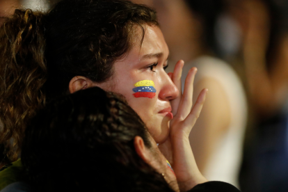 Una ciudadana venezolana llora tras conocer los resultados del primer boletín oficial de las elecciones presidenciales, este domingo a las afueras de la Embajada de Venezuela en Ciudad de Panamá (Panamá).
