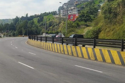 Imagen referencial. Los usuarios de la autopista General Rumiñahui reportaron que los vehículos pesados avanzaban por un carril en sentido hacia Quito.
