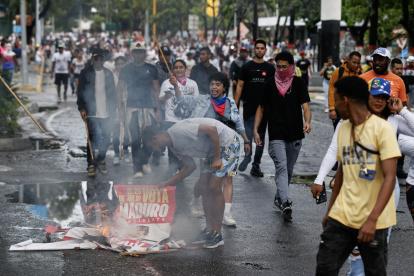 Personas recorren las calles durante una protesta por los resultados de las elecciones este lunes, en Caracas (Venezuela).