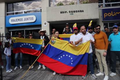 Migrantes venezolanos se reunieron en los exteriores del Consulado de ese país en Quito.
