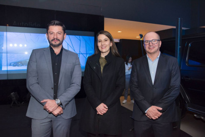 Juan Francisco Buccelli, gerente general Inchcape Ecuador; Camila Mejía, directora comercial Mercedes-Benz Autos; y Andrés Cordero, gerente de Marketing Inchcape Ecuador.