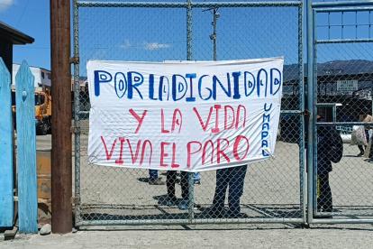 Reclamos. Con carteles llegaron los empleados municipales.
