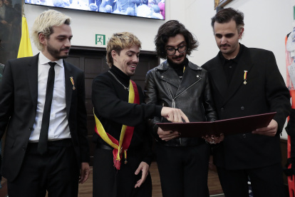 Morat recibiendo su diploma.