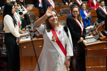 La presidenta Dina Boluarte, saluda tras un discurso ante el Parlamento este domingo en Lima (Perú).