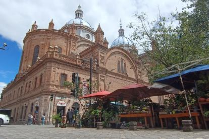 2. Plaza de Las Flores. Este es uno de los lugares céntricos a donde los ciudadanos asisten para adquirir plantas, también será regulada por la nueva ordenanza de gestión de los mercados de Cuenca.