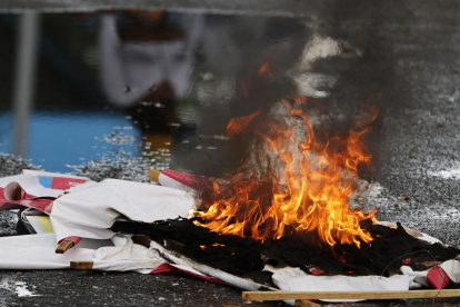 Fotografía de un cartel en llamas durante una protesta por los resultados de las elecciones presidenciales este lunes, en Caracas (Venezuela).
