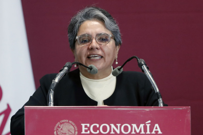 La secretaria de Economía, Raquel Buenrostro, participa este lunes durante una conferencia de prensa en la Ciudad de México (México).