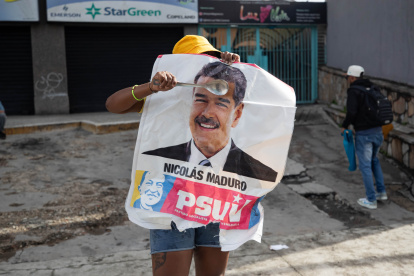 Una persona participa en una protesta por los resultados de las elecciones presidenciales este lunes, en Caracas (Venezuela). Cientos de personas se manifiestan en Caracas luego de que el Consejo Nacional Electoral (CNE) proclamara a Nicolás Maduro como presidente reelecto de Venezuela, tras los comicios celebrados este 28 de julio.