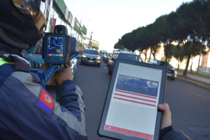 Los dispositivos miden la velocidad de los vehículos a 1.200 metros, en el día o en la noche.