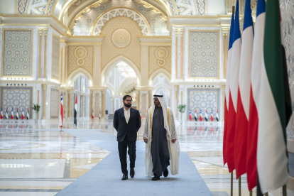 El presidente de la República, Gabriel Boric (i), junto a su homólogo de Emiratos, Mohamed bin Zayed Al Nahyan, durante una visita oficial, este lunes, en Abu Dabi.