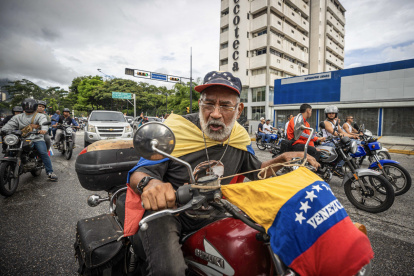 Un hombre en motocicleta recorre una calle durante una protesta por los resultados de las elecciones presidenciales este lunes, en Caracas (Venezuela).
