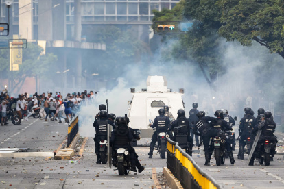 Ciudadanos se organizan y salen a protestar en Venezuela, tras la proclamación de los resultados de las elecciones presidenciales.