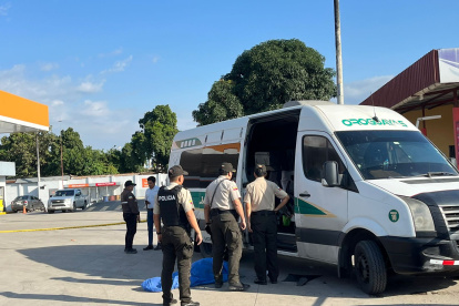 Dos de las víctimas quedaron en el interior de la furgoneta y la otra estaba fuera en el pavimento.