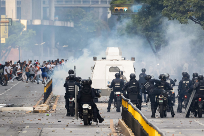 Integrantes de la Policía Nacional Bolivariana (PNB) y la Guardia Nacional Bolivariana (GNB) enfrentan a manifestantes opositores.
