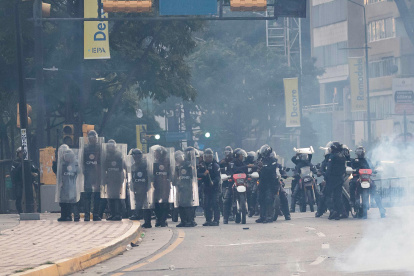 Integrantes de la Policía Nacional Bolivariana (PNB) enfrentan a manifestantes opositores el lunes 29 de julio de 2024, durante una protesta contra de los resultados electorales.