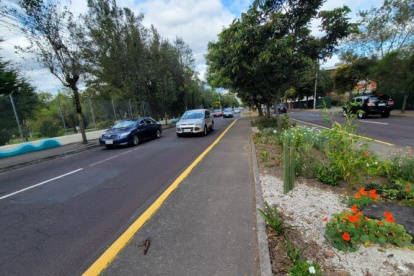 Las obras en la avenida Mariana de Jesús incluyen la construcción de un nuevo pavimento flexible.