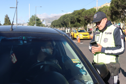 Agentes de la AMT realizan el control de los límites de velocidad en Quito. Desde este 30 de julio sancionarán a los conductores.