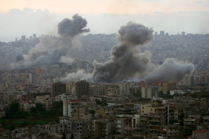 Una nube de humo surge de la ciudad libanesa de Beirut tras un ataque aéreo israelí.