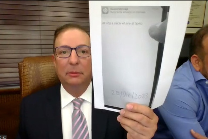 Richard Diaz, abogado de Xavier Jordán, presenta los supuestos chats entre Ronny Aleaga y la fiscal Diana Salazar
