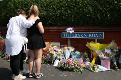 Jóvenes y adultos rinden homenaje a las víctimas de la tragedia ocurrida en Southport, Gran Bretaña.