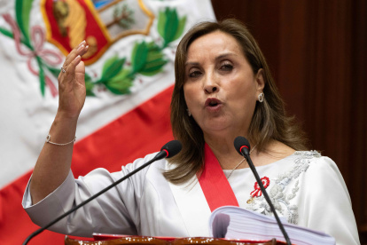 La presidenta de Perú, Dina Boluarte, concluye un discurso de cinco horas.