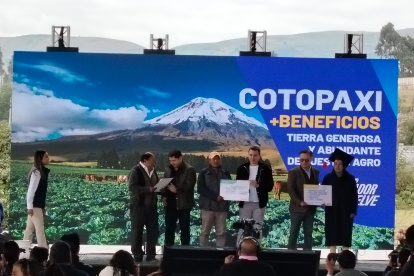 En la entrega de la personería jurídica a una asociación de productores de Salcedo