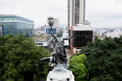 Uno de los faroles más emblemáticos de Guayaquil está ubicado en la cúspide de la Columna de los Próceres, en la plaza Centenario.