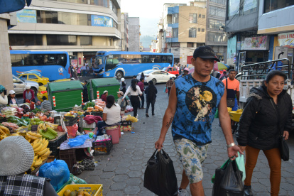 Escenas. Caminar por determinadas calles del centro, en los días de feria, se vuelve una misión imposible.