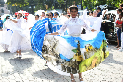 Los desfiles lograron congregar a decenas de personas en las fiestas.