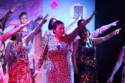 El musical cuenta una historia romántica y cómica sobre dos amigos que ingresan a un coro.