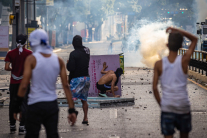 Manifestantes se enfrentan a la Guardia Nacional Bolivariana (GNB), por los resultados de las elecciones presidenciales este lunes, en Caracas (Venezuela).
