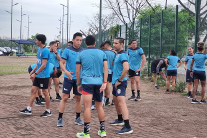 Los árbitros de fútbol de las diversas categorías del Guayas en sesión de entrenamiento matutino en el Parque Samanes, al norte de Guayaquil. Entre ellos el réferi internacional Guillermo Guerrero (d).