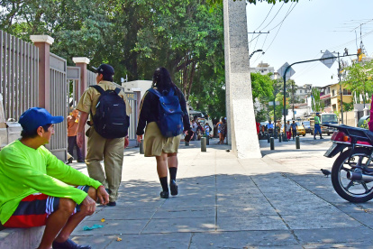 Los guayaquileños piden fortalecer la seguridad fuera de los colegios y en las zonas aledañas.