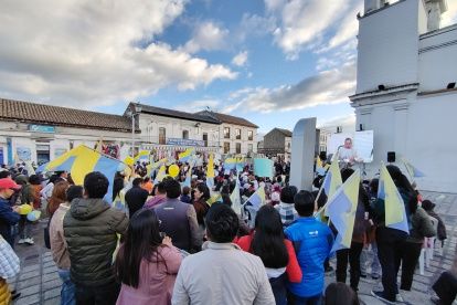 En la plaza de Santo Domingo ciudadanos realizaron un plantón de respaldo al alcalde de Latacunga.
