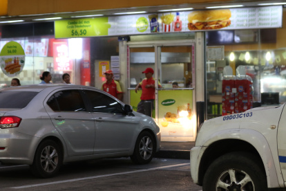 En el centro de la ciudad de Guayaquil, hubo una alerta de seguridad por un hombre armado con un machete.