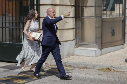 El portavoz y europarlamentario de Vox, Jorge Buxadé, junto a la coordinadora jurídica del partido, Marta Castro, a su salida del Palacio de la Moncloa, este martes en Madrid.