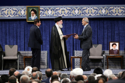 El líder supremo iraní, Ali Jameneí, presenta la carta de respaldo oficial al presidente electo Masud Pezeshkian, en la ceremonia de ratificación en Teherán, el 28 de julio de 2024.