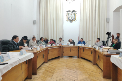 Durante la votación de los ediles en la sesión extraordinaria del Concejo Municipal.