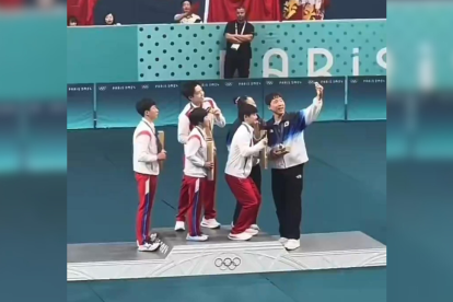 Deportistas de China, Corea del Sur y Corea del Norte posan juntos para una selfie.