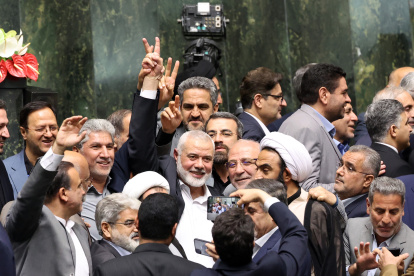 Líder de Hamás, Ismail Haniyeh, (C), en la que hace el signo de la victoria rodeado de legisladores iraníes.