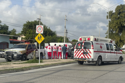 Personal de la Cruz Roja en la zona donde fue asesinado el presidente de la Federación de Cámaras Nacionales de Comercio (Fecanaco), Julio Almanza Armas, en Matamoros (México).