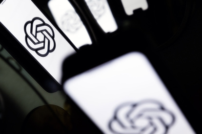 Una imagen de archivo de un teléfono con el logotipo de Chat GPT.