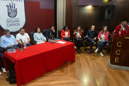 Churuchumbi, Jairala, González, Arauz, Rojas y otros dirigentes de organizaciones políticas de izquierda se reúnen en la Casa de la Cultura en Quito.