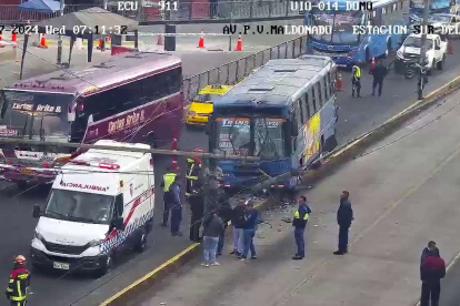 El bus se chocó contra el borde de concreto que limita el carril exclusivo del Trolebús, en el sector de El Recreo.